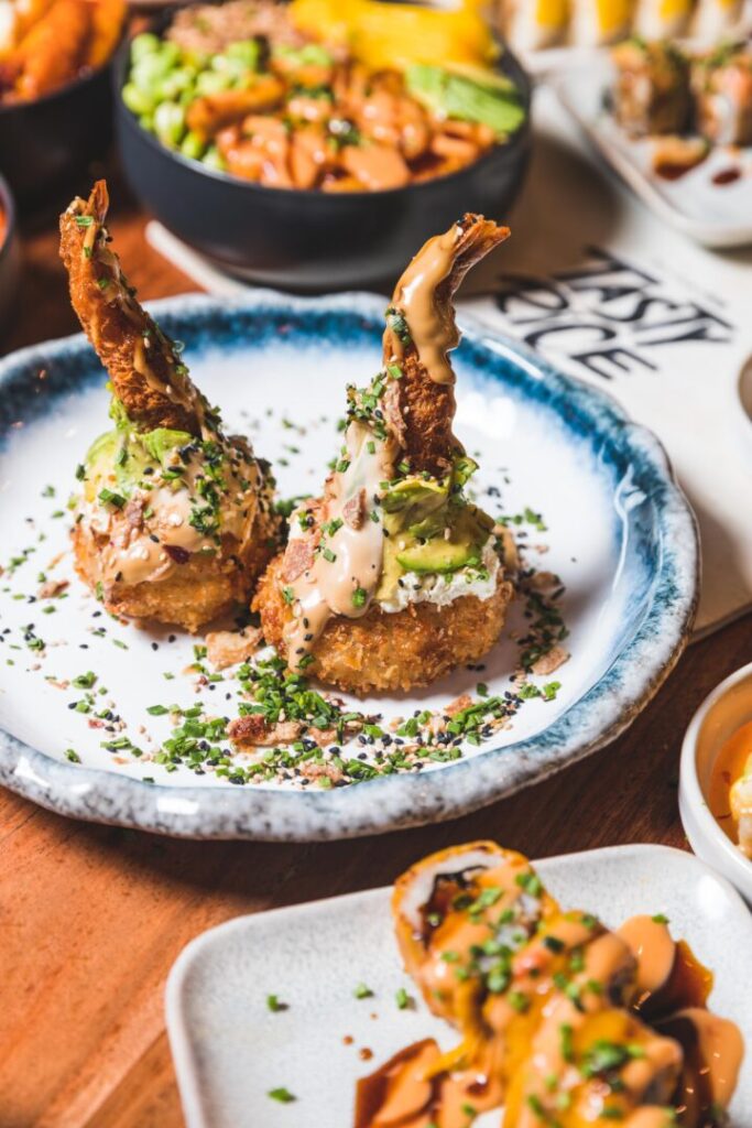 Crispy Tempura Cheesy : des galettes de riz croustillantes garnies de crevettes tempura, cream cheese et avocat - Sushis Bordeaux & Paris.
