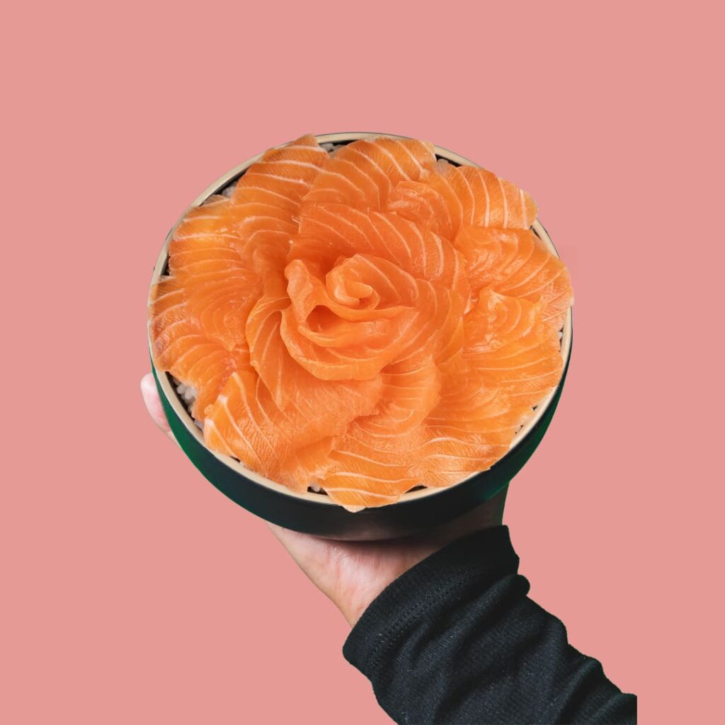 Chirashi poké saumon frais, servi avec riz - spécialité japonaise de Tastyrice