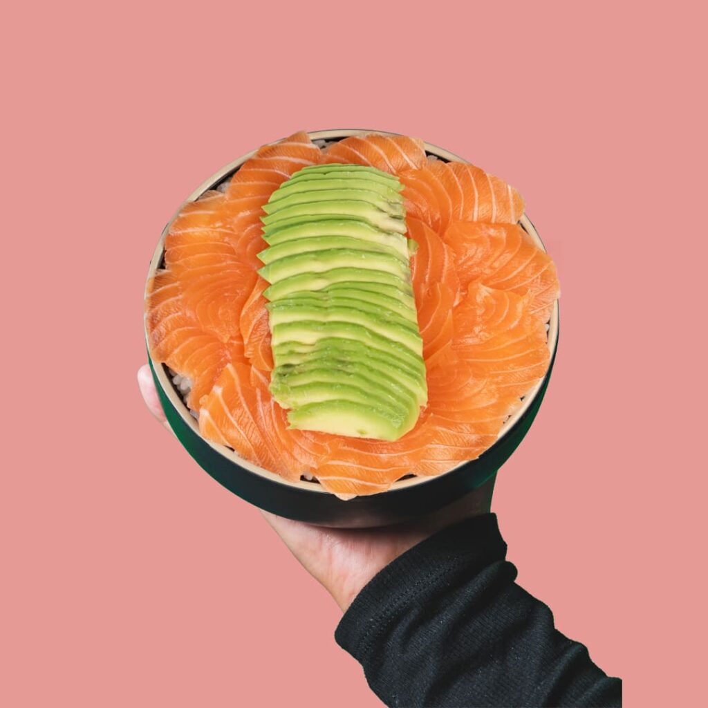 Chirashi pokés saumon et avocat, avec riz japonais - une spécialité de Tastyrice.