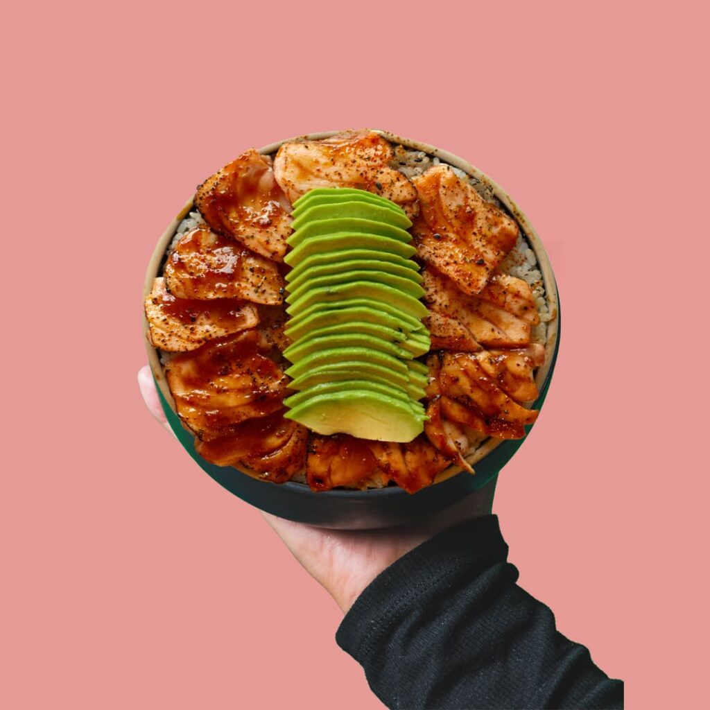 Chirashi pokés au saumon tataki, servi sur du riz - spécialité japonaise de Tastyrice