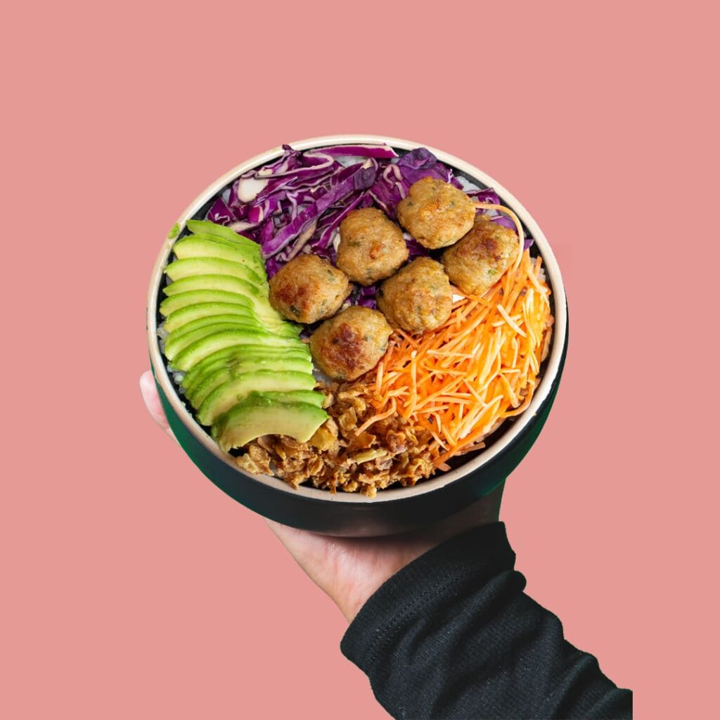 Pokés avec boulettes de poulet, riz et légumes frais - une création originale de Tastyrice