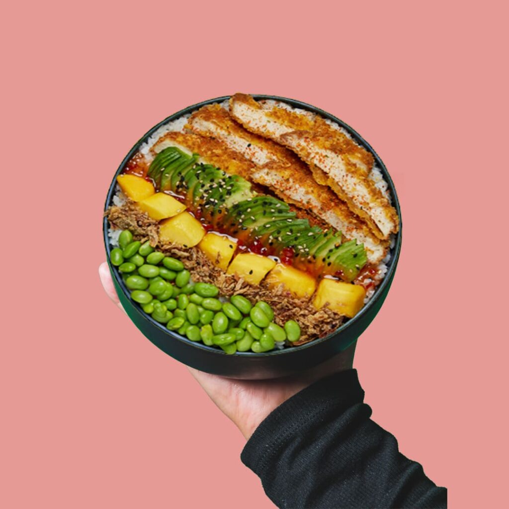 Pokés au poulet pané et mangue, accompagné de riz et avocat - Tastyrice poké bordeaux paris