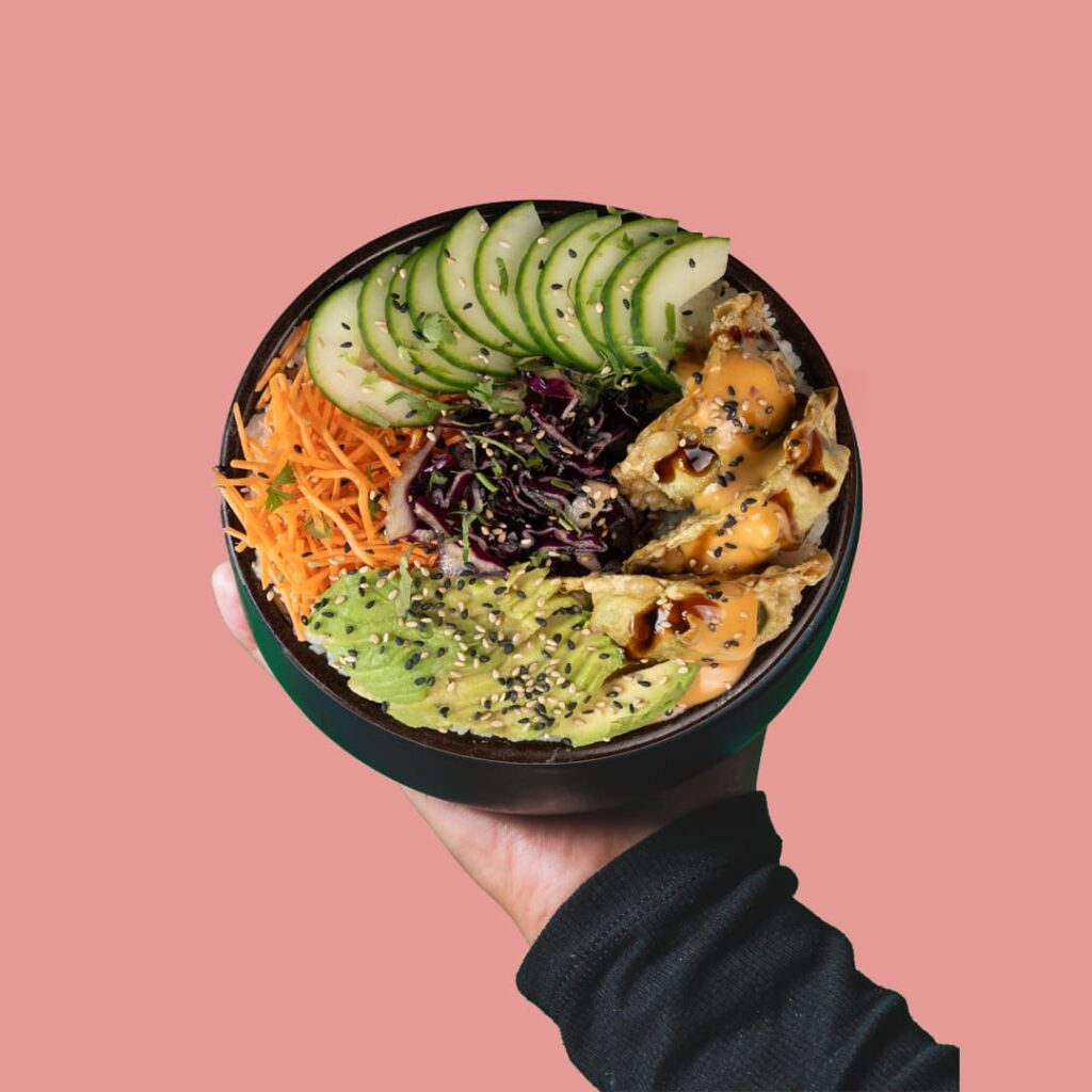 Bol de poké végétarien avec légumes frais, riz et graines de sésame - spécialité japonaise de Tastyrice
