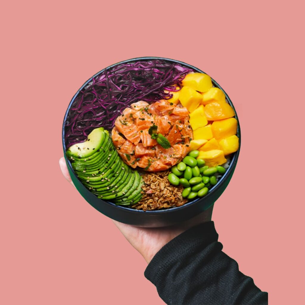 Bol de pokés saumon et mangue avec riz, avocat et edamame - spécialité japonaise de Tastyrice poké bordeaux paris