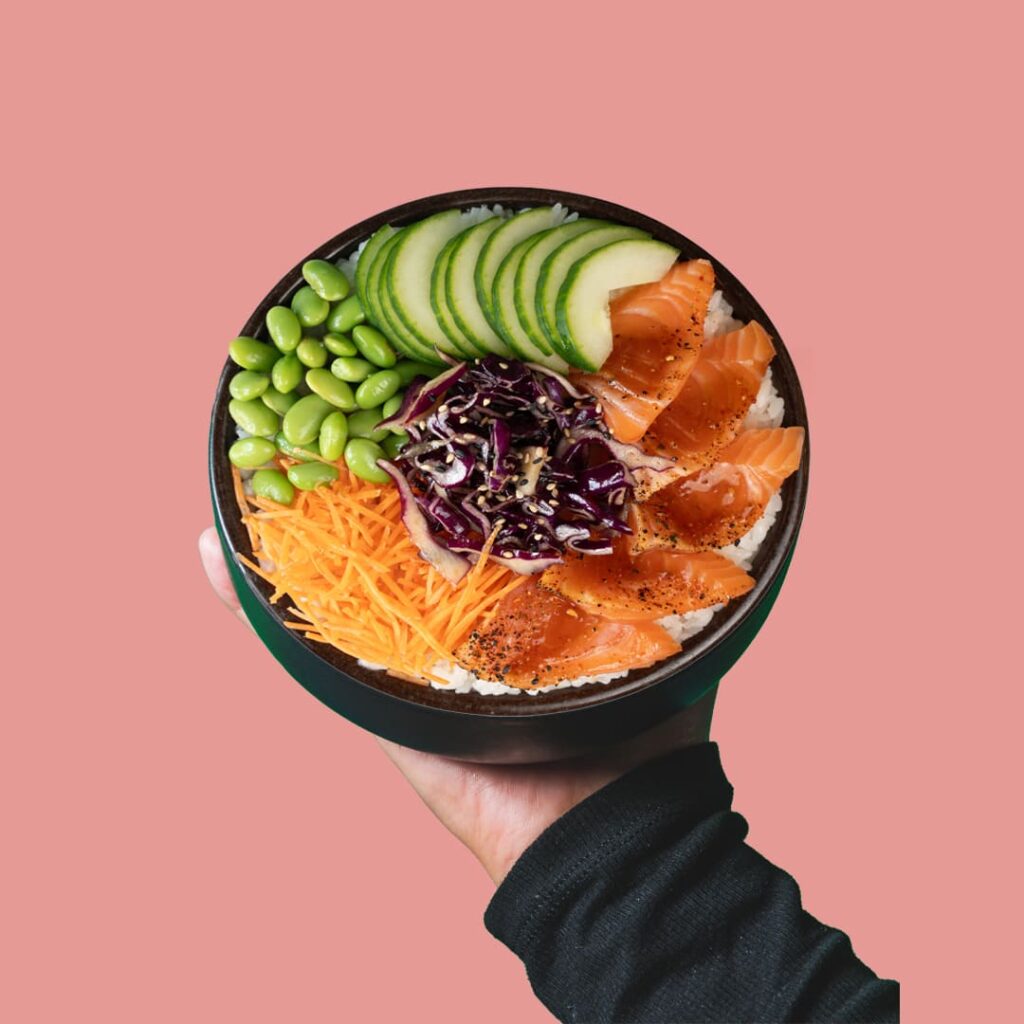Pokés saumon teriyaki avec riz, légumes frais et sauce maison - spécialité de Tastyrice.