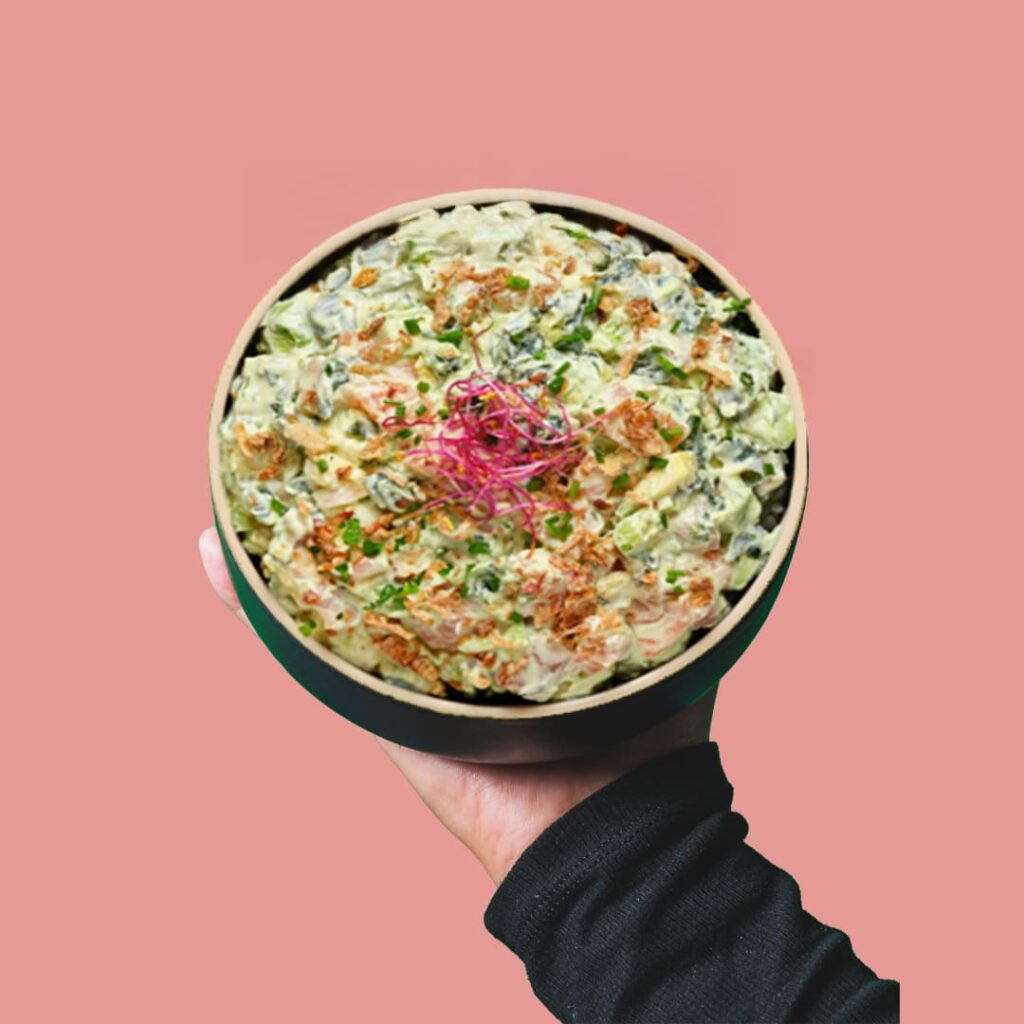Pokés au tartare de saumon frais, riz, avocat et concombre - une spécialité japonaise de Tastyrice