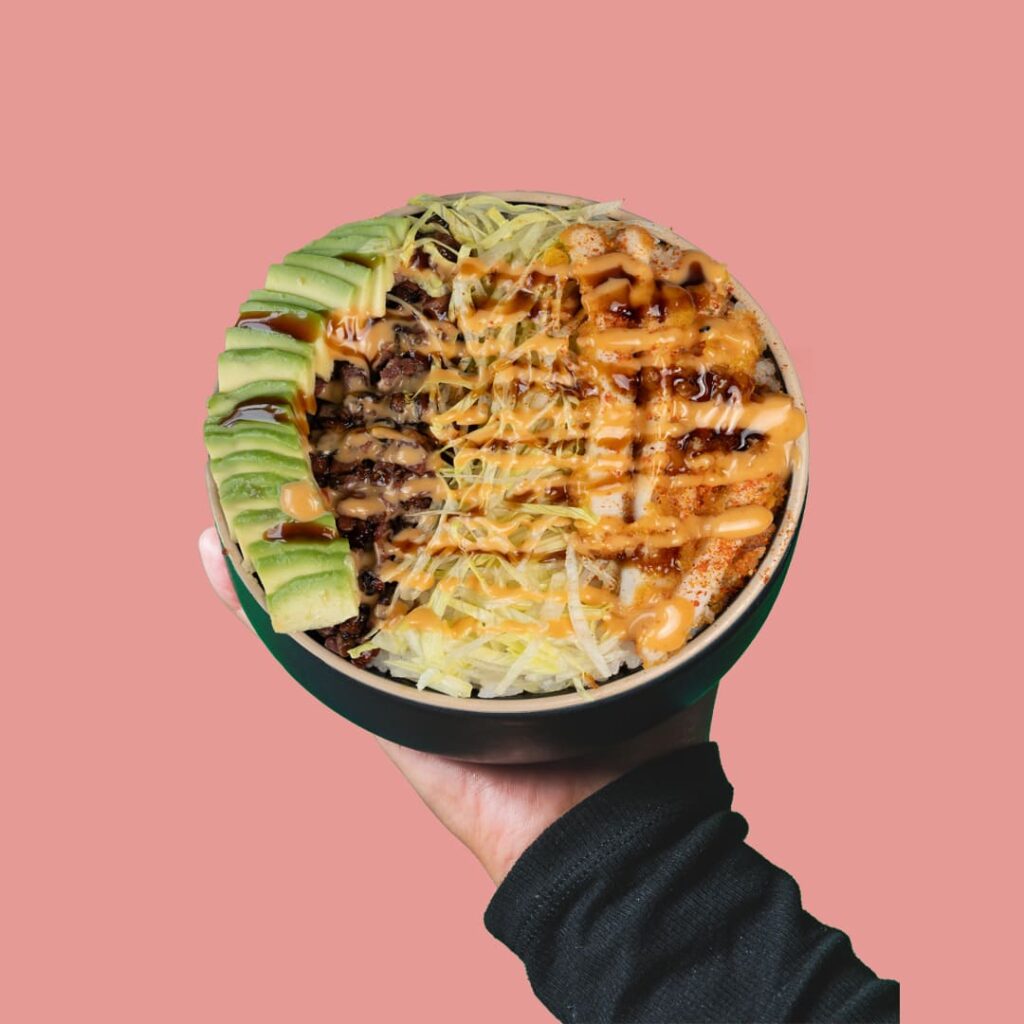 Pokés mixte avec poulet, riz, avocat et légumes frais - une création de Tastyrice poké bordeaux paris