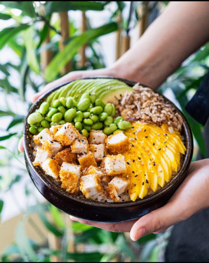 Poké Chicken Mango : un poké bowl exotique et savoureux avec poulet mariné, mangue et riz vinaigré, présenté sur la Sushis Bordeaux & Paris.