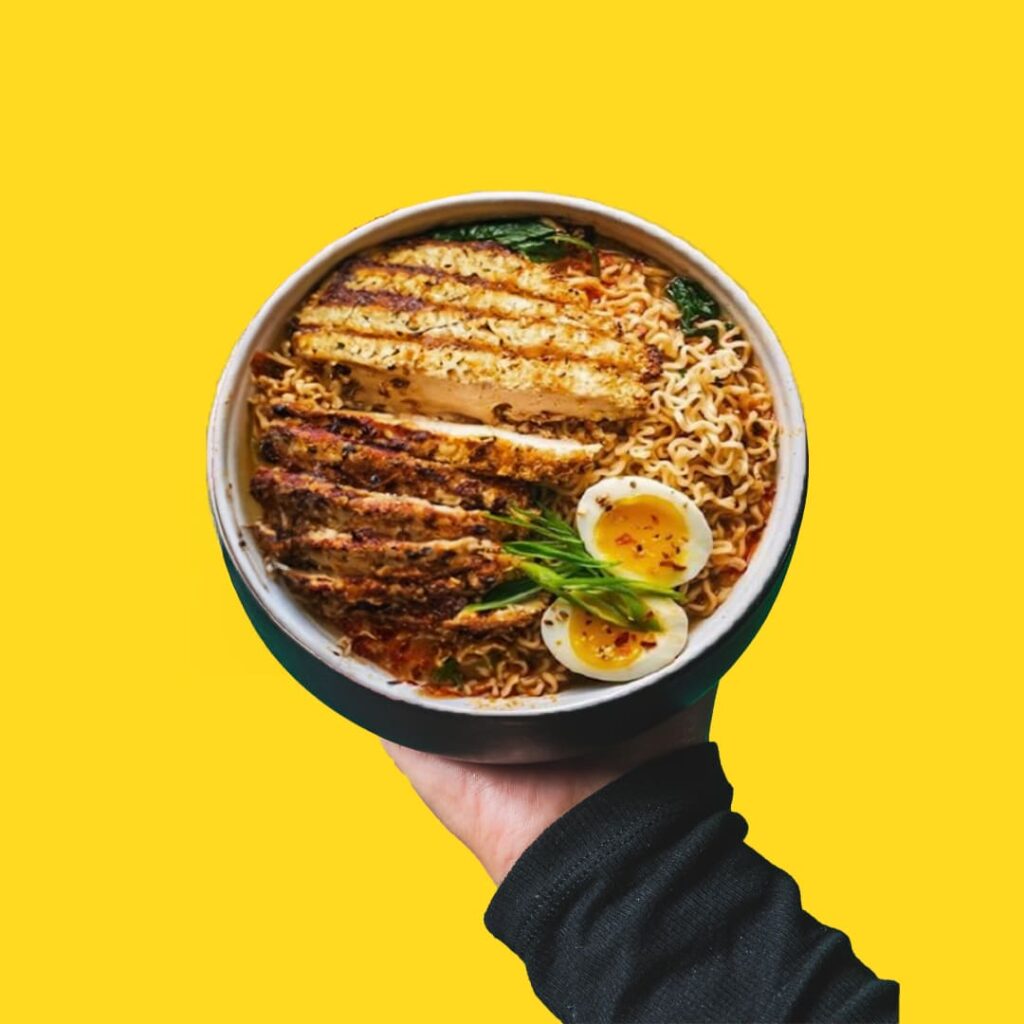 Bol de ramen au poulet tendre, Ramen & nouilles de blé, bouillon savoureux et oeuf - Tastyrice - ramen