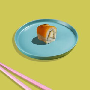 Roll avec fromage fondu, bacon de dinde, salade, oignons frits et poulet croustillant - une création savoureuse de Tastyrice - tasty collection