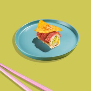 Roll avec salade, chips, oignons frits, bœuf fumé et avocat - une spécialité croustillante de Tastyrice - tasty collection