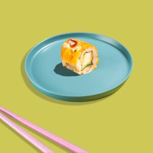 Roll avec fromage fondu, poulet croustillant, avocat et oignons frits - une spécialité inspirée de la salade César de Tastyrice - tasty collection