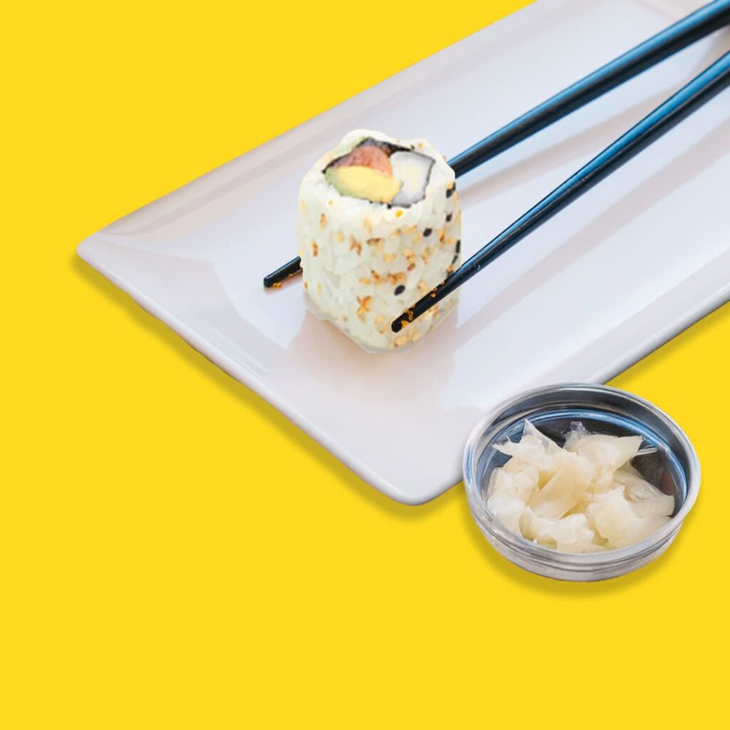 California roll avec tartare de saumon, cream cheese, ciboulette fraîche et avocat - une spécialité halal de Tastyrice - california