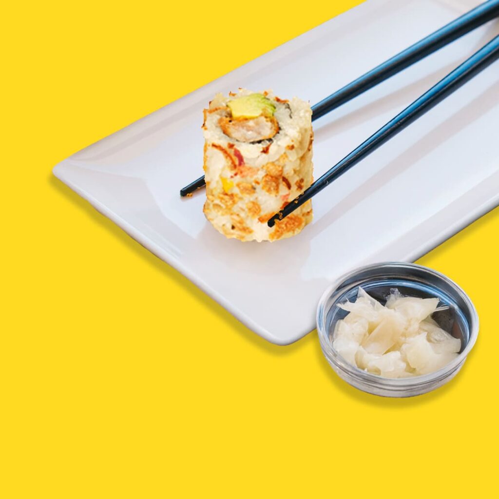 California roll avec crevette croustillante, oignons frits et sauce maison - une création halal de Tastyrice - california
