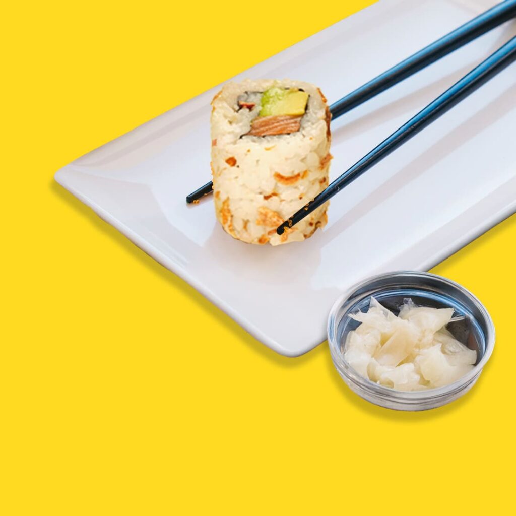 California roll avec saumon frais, oignons frits croustillants et sésame grillé - une création halal de Tastyrice - california