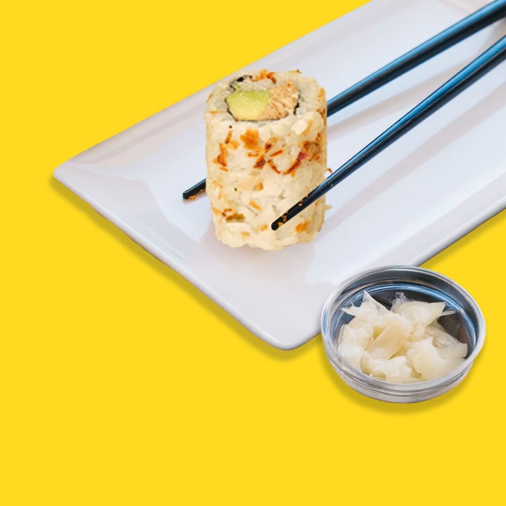 California roll avec thon cuit mayonnaise, oignons frits croustillants et sésame grillé - spécialité halal de Tastyrice - california