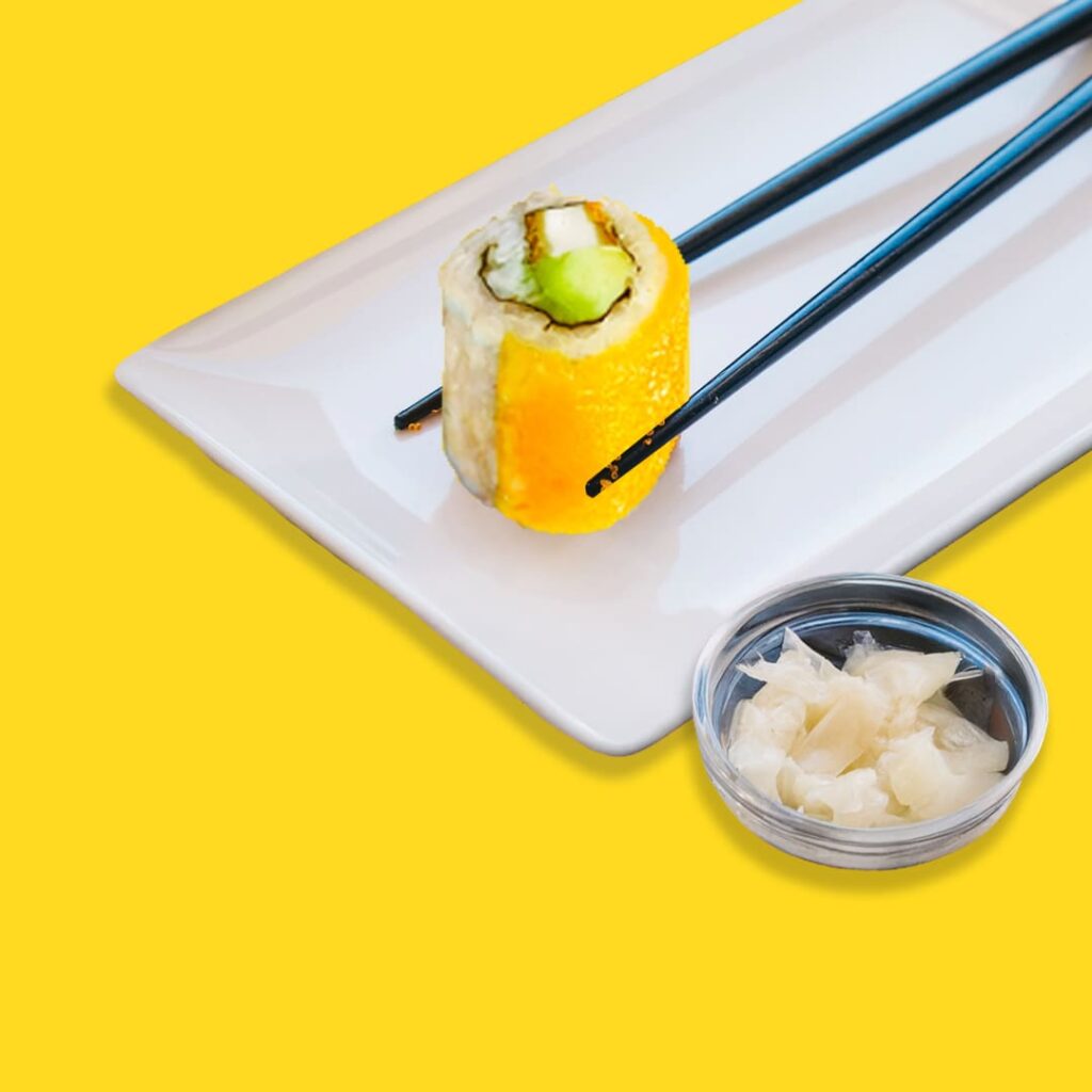 California roll avec poulet croustillant, mangue sucrée et sauce maison - une création exotique halal de Tastyrice - california