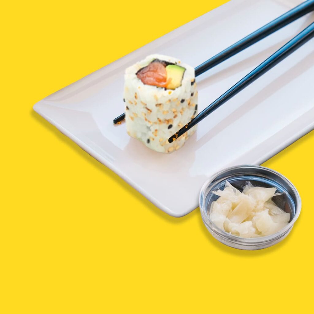 California roll avec saumon frais, avocat crémeux et sésame grillé - une spécialité halal de Tastyrice - california