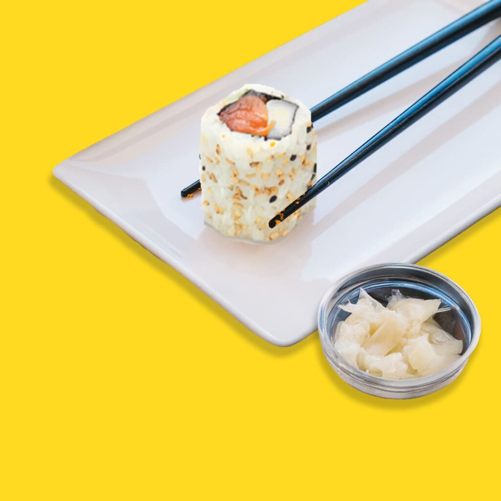 California roll avec saumon frais, cream cheese et sésame grillé - une spécialité halal de Tastyrice - california
