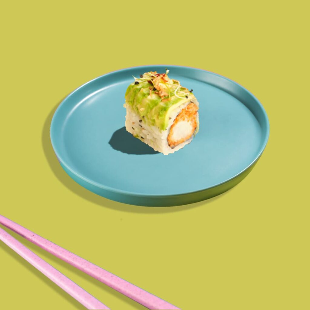 Roll avec saumon cuit, crevettes croustillantes, avocat et oignons frits - spécialité asiatique de Tastyrice - tasty collection