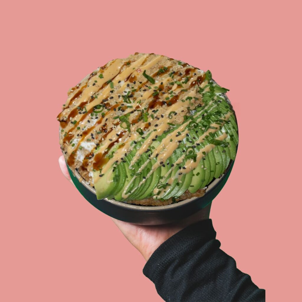Crispy Bowl : un bol savoureux avec du riz frit, thon cuit mayonnaise, avocat, cream cheese, sauce sucrée, oignons frits et ciboulette - une explosion de saveurs chez Tastyrice.
