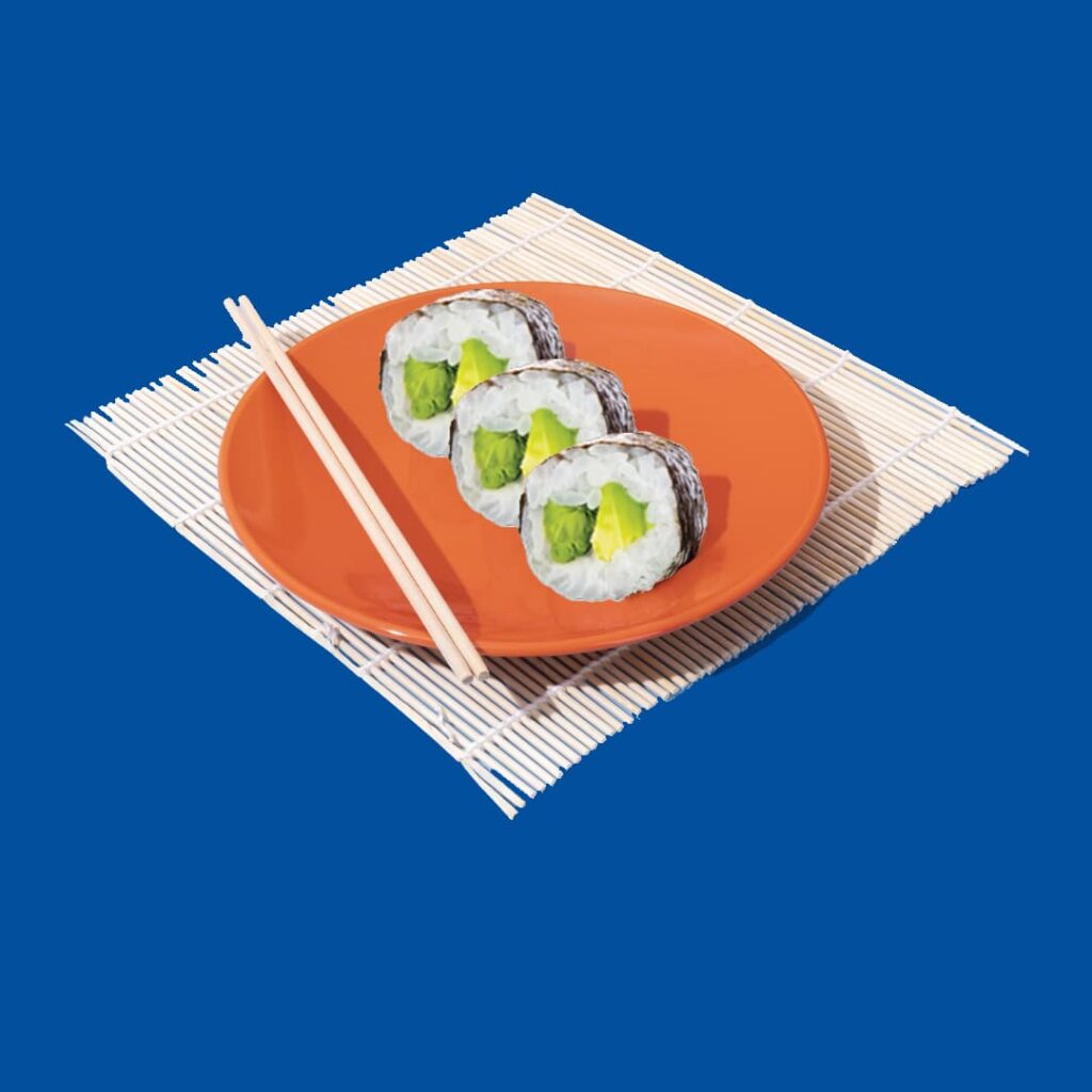 Maki classique avec avocat crémeux, roulé dans du riz et une feuille d'algue - une spécialité végétarienne et halal de Tastyrice - Makis