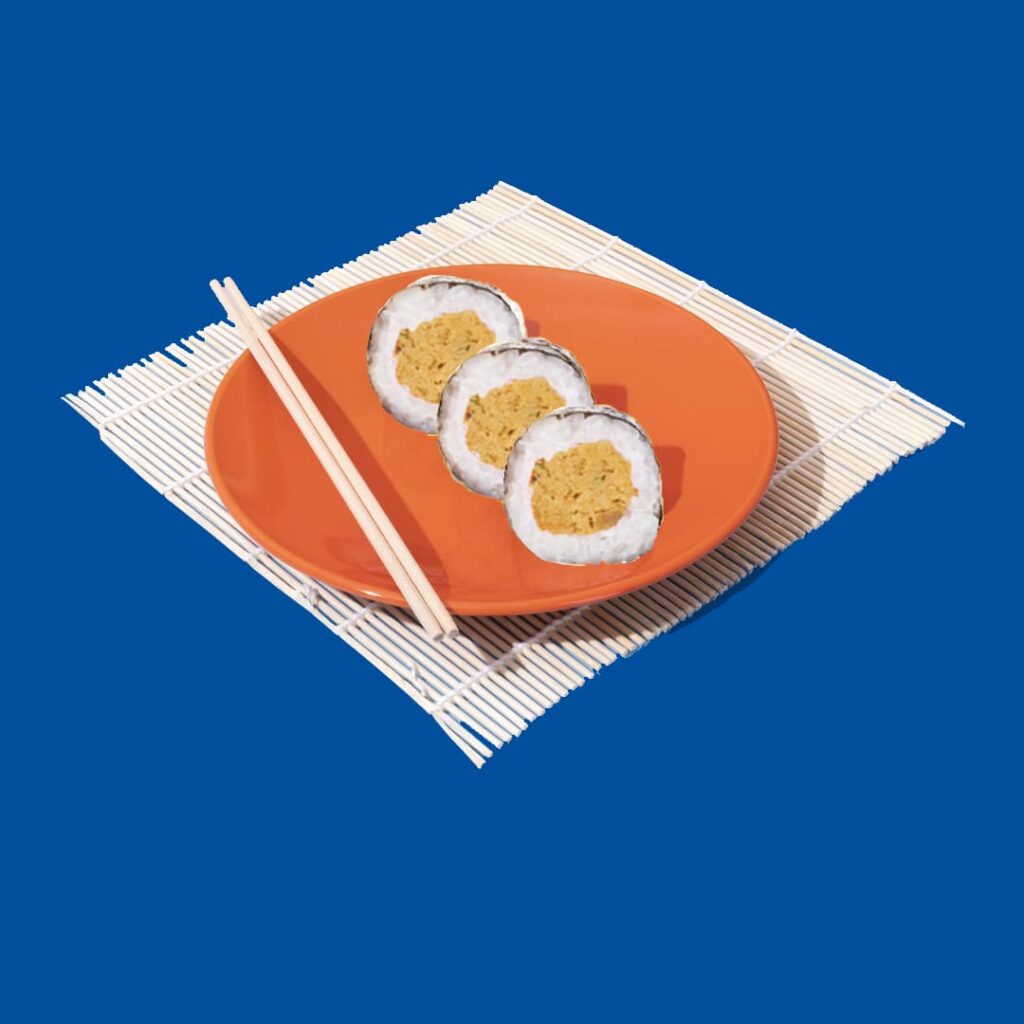 Maki classique avec thon cuit et mayonnaise, enveloppé dans du riz et une feuille d'algue - spécialité gourmande et halal de Tastyrice - Makis
