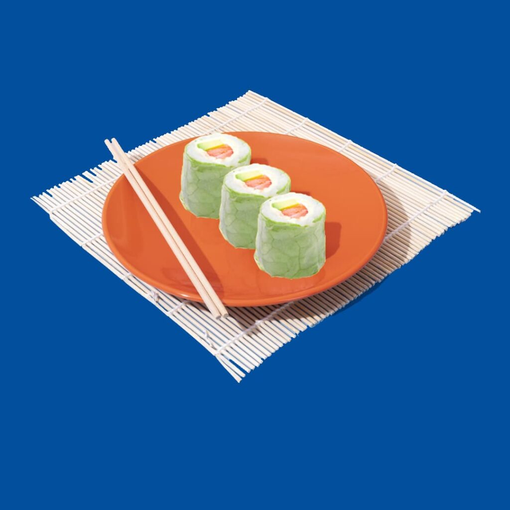 Maki green avec saumon frais, enveloppé dans une feuille de soja verte - une spécialité raffinée de Tastyrice - Makis