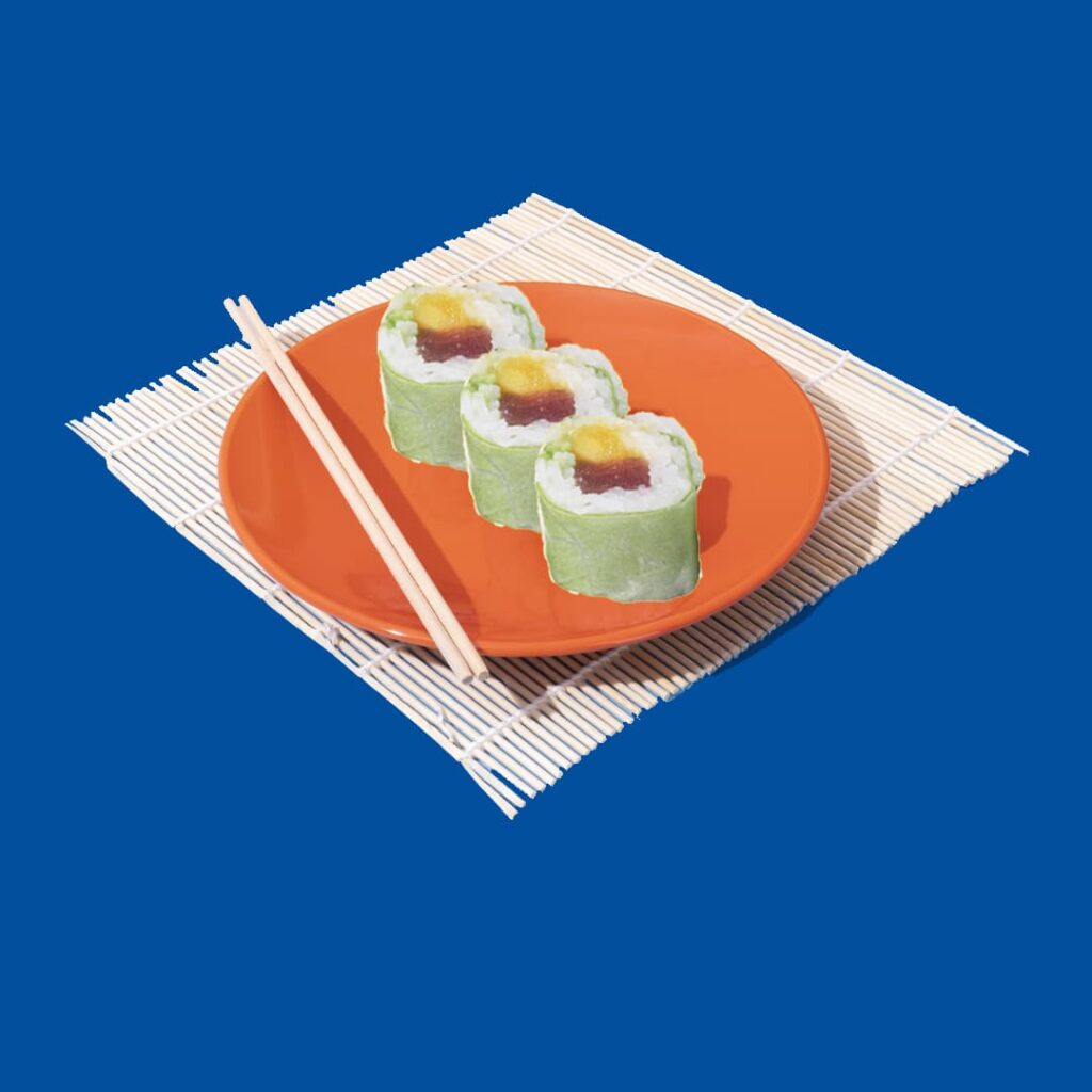 Maki green avec thon rouge frais, roulé dans une feuille de soja verte et du riz - une spécialité fraîche de Tastyrice - Makis