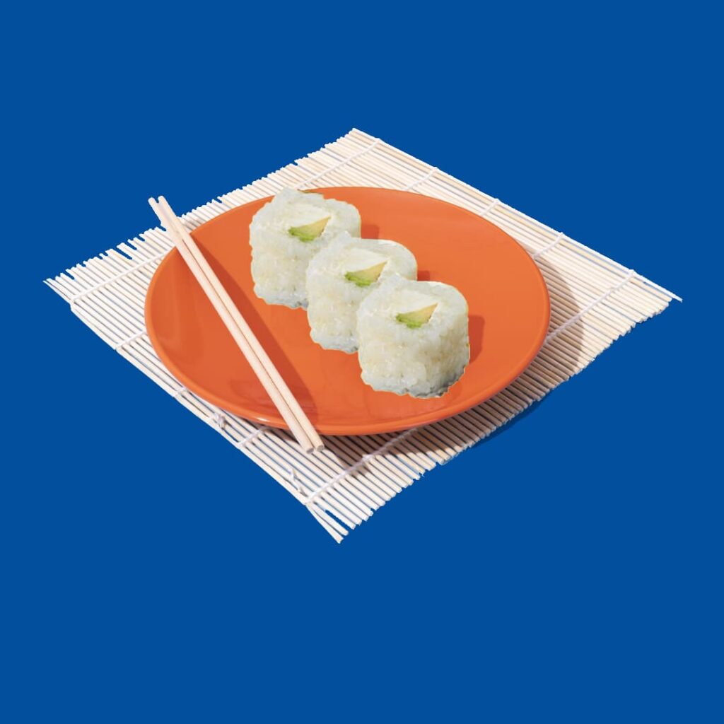 Maki white avec avocat crémeux, roulé dans une feuille de soja blanche - une option végétarienne élégante de Tastyrice - Makis