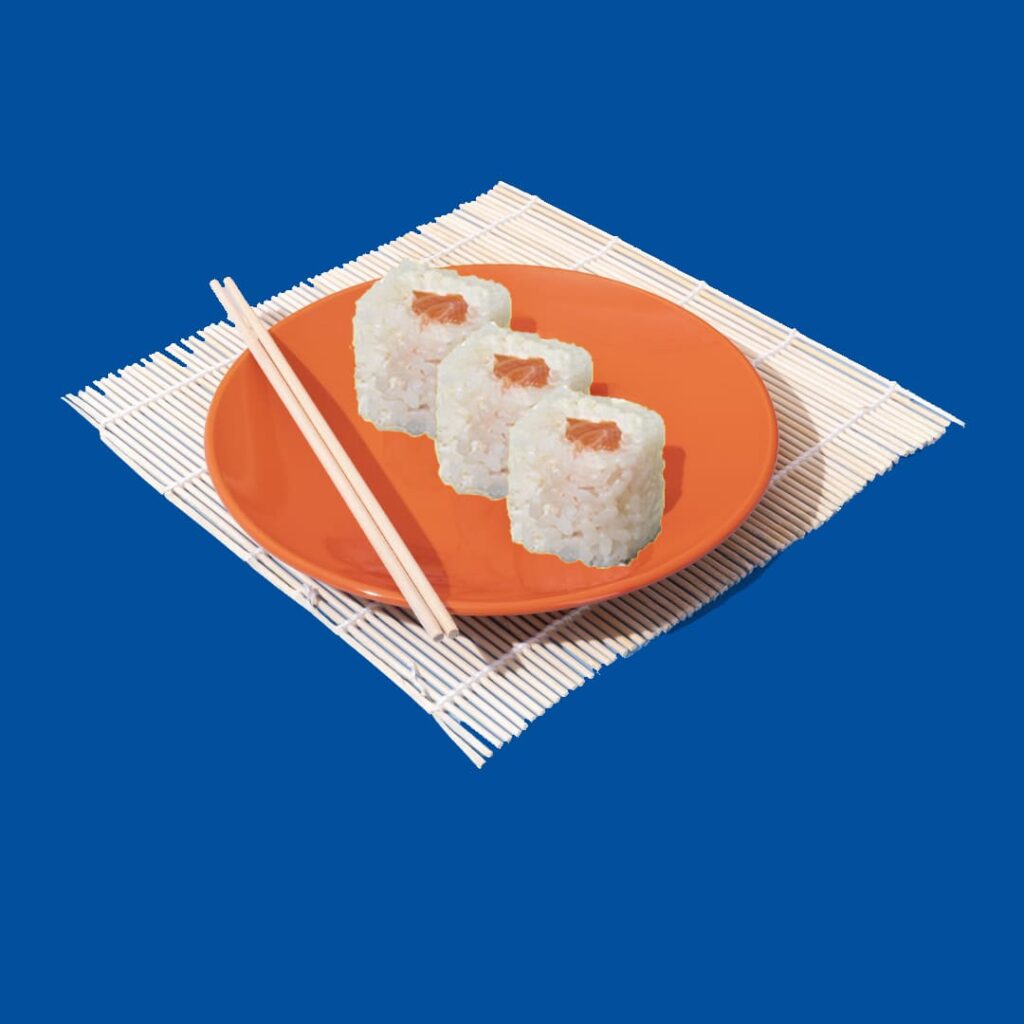 Maki white avec saumon frais, roulé dans une feuille de soja blanche - une spécialité raffinée de Tastyrice - Makis