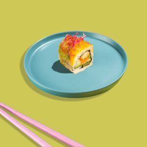 Roll mangue, avocat, poulet frits, concombre, miel et sauce épicée - une spécialité asiatique fruitée de Tastyrice - tasty collection