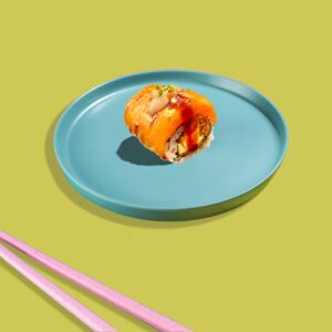 Roll avec poulet croustillant, potatoes, salade fraîche et sauce maison - une spécialité gourmande de Tastyrice - tasty collection