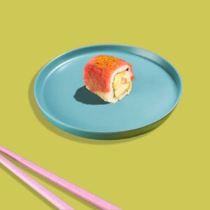 Red dragon roll avec thon mariné à l’huile de sésame, ciboulette, saumon tataki et avocat - spécialité de Tastyrice - tasty collection