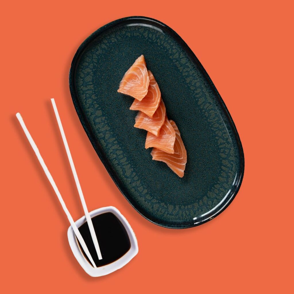 Sashimi de saumon frais coupé en tranches fines, présenté avec soin - une spécialité halal de Tastyrice - sashimis & tatakis