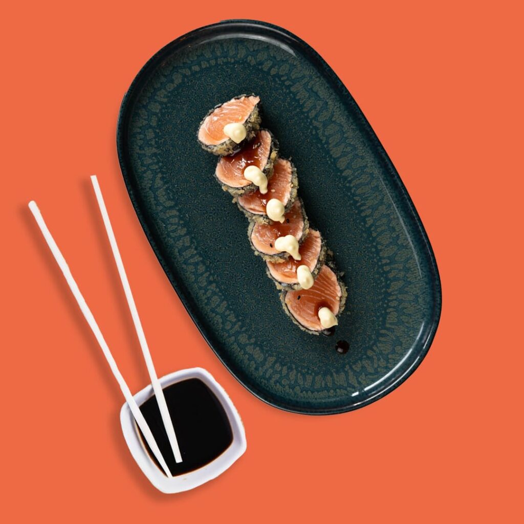 Sashimi de saumon enrobé de pâte croustillante, légèrement frit, et servi avec une sauce maison - une spécialité halal Tastyrice - sashimis & tatakis
