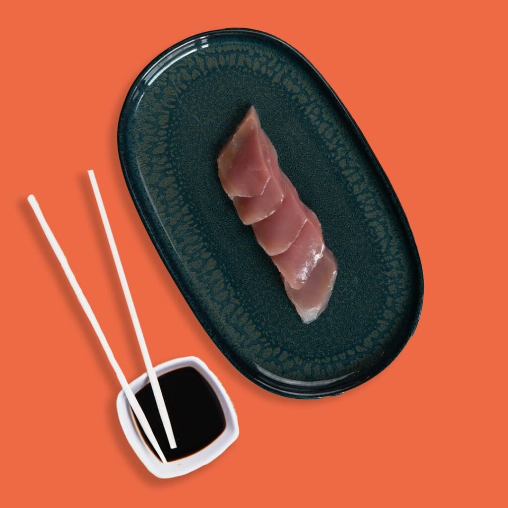 Sashimi de thon rouge frais coupé en tranches délicates, spécialité halal - Tastyrice - sashimis & tatakis