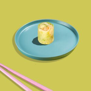 Roll avec crevettes, avocat, sauce miel, salade, menthe, coriandre, concombre et oignons frits - une création fraîche de Tastyrice - tasty collection