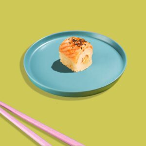 Roll avec cream cheese, saumon flambé et oignons frits - une spécialité gourmande de Tastyrice - tasty collection