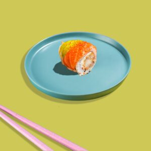 Roll avec saumon snacké, fromage blanc, crevettes croustillantes et avocat - une création fraîche de Tastyrice - tasty collection