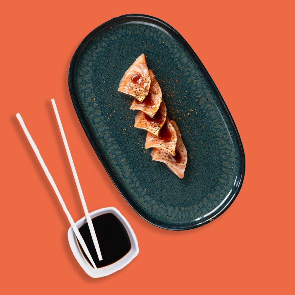 Tataki de saumon légèrement snacké, enrobé de sésame et servi avec une sauce savoureuse - spécialité halal de Tastyrice - sashimis & tatakis