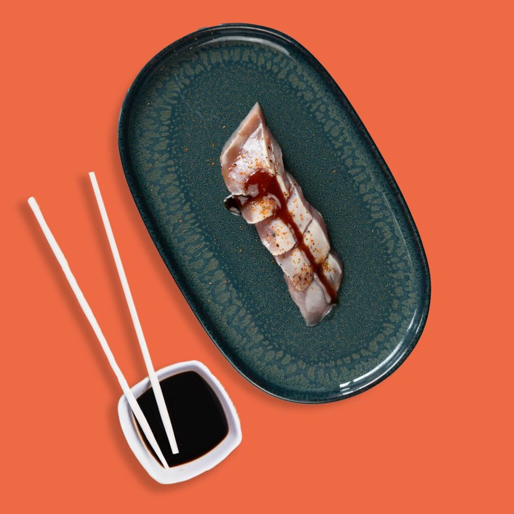 Tataki de thon rouge légèrement grillé, assaisonné avec une sauce maison et sésame - une spécialité halal de Tastyrice - sashimis & tatakis