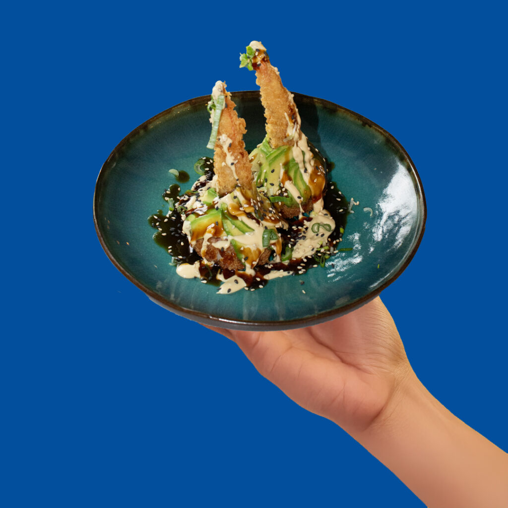 Galettes de riz croustillantes avec tempura de crevette, cream cheese, avocat, sésame, ciboulette et sauce maison - Tastyrice - Crispy cheesy
