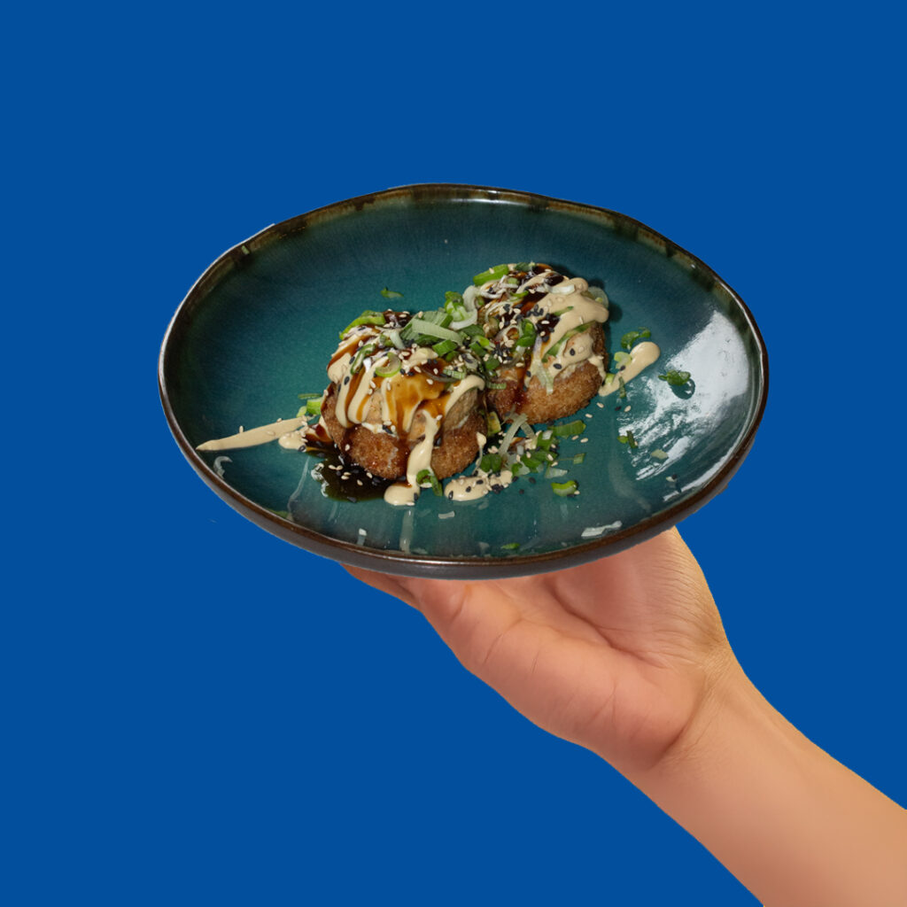 Galettes de riz frits avec thon cuit mayonnaise, avocat, sésame et sauce maison - une spécialité asiatique de Tastyrice - Crispy cheesy