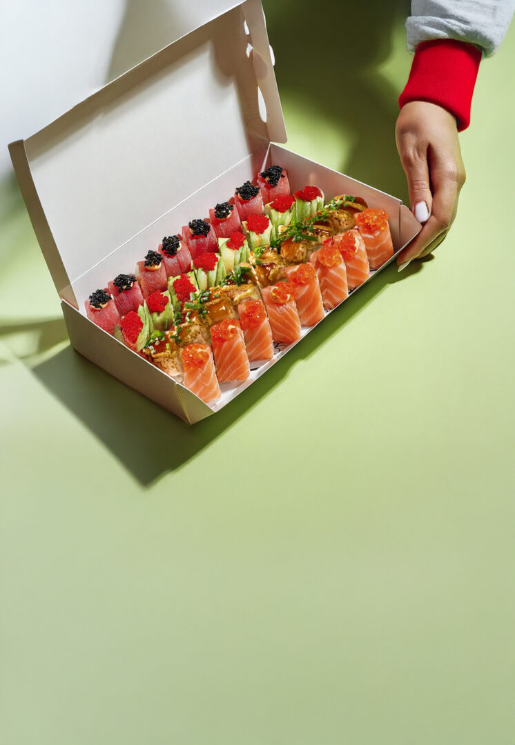 Plateau du mois Tastyrice composé de sushis colorés, saumon, thon et toppings variés dans une box prête à emporter. - Sushi Paris - Sushi Bordeaux