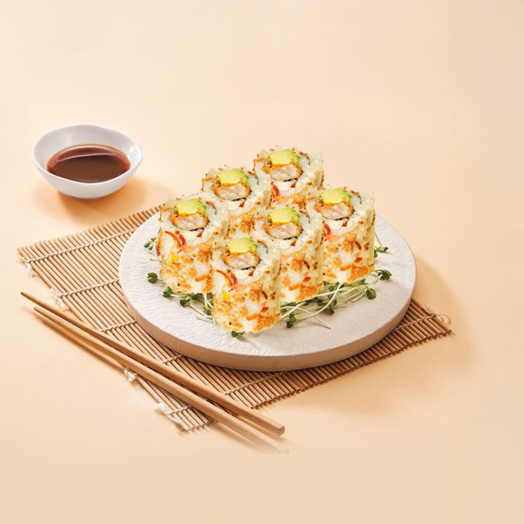 California roll Tastyrice à la crevette et oignons frits, présenté sur assiette blanche. - Sushi Paris - Sushi Bordeaux