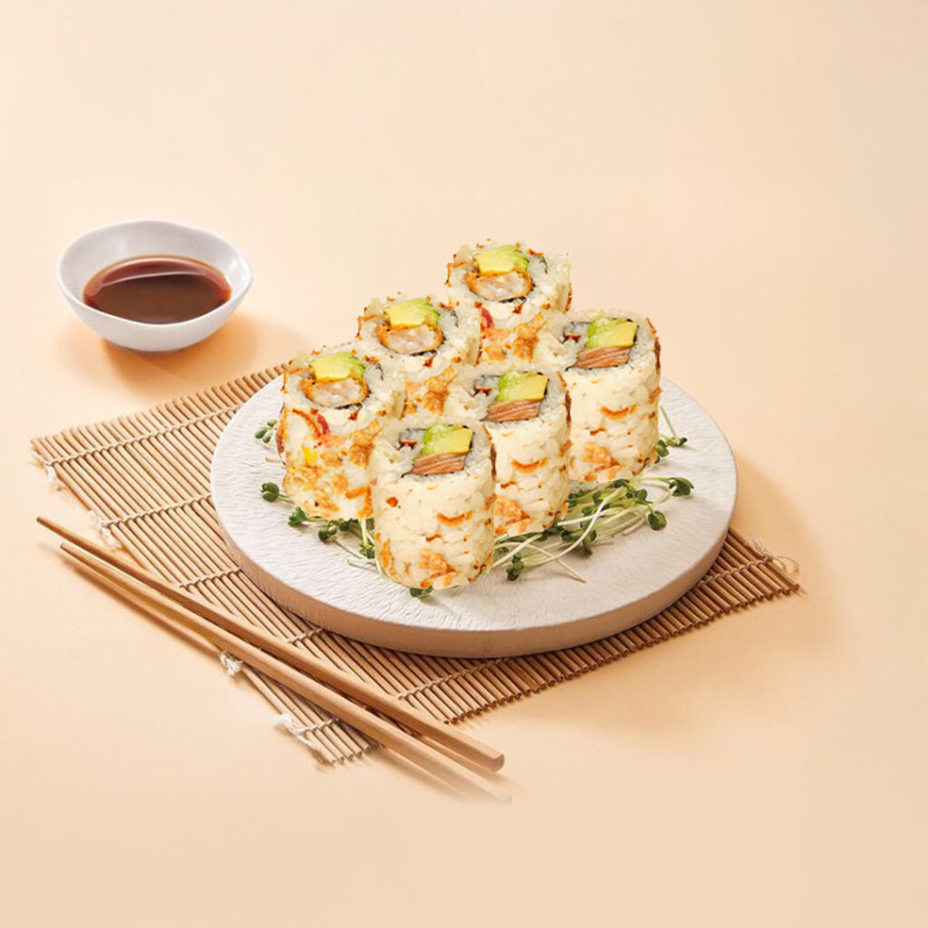 California roll Tastyrice au saumon et oignons frits, servi sur assiette blanche avec sauce soja. - Sushi Paris - Sushi Bordeaux