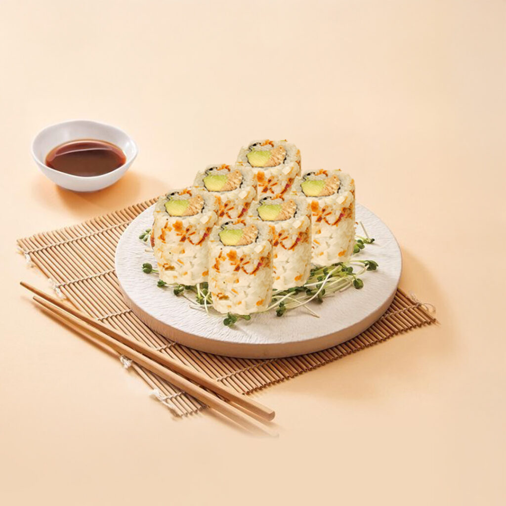 California roll Tastyrice au thon cuit et oignons frits sur assiette blanche avec sauce soja. - Sushi Paris - Sushi Bordeaux