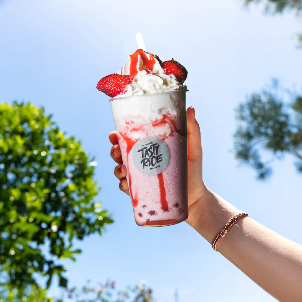 Frappuccino glacé à la fraise avec chantilly et morceaux de fraise, boisson sucrée Tastyrice. - Jus frais Paris - Jus frais Bordeaux
