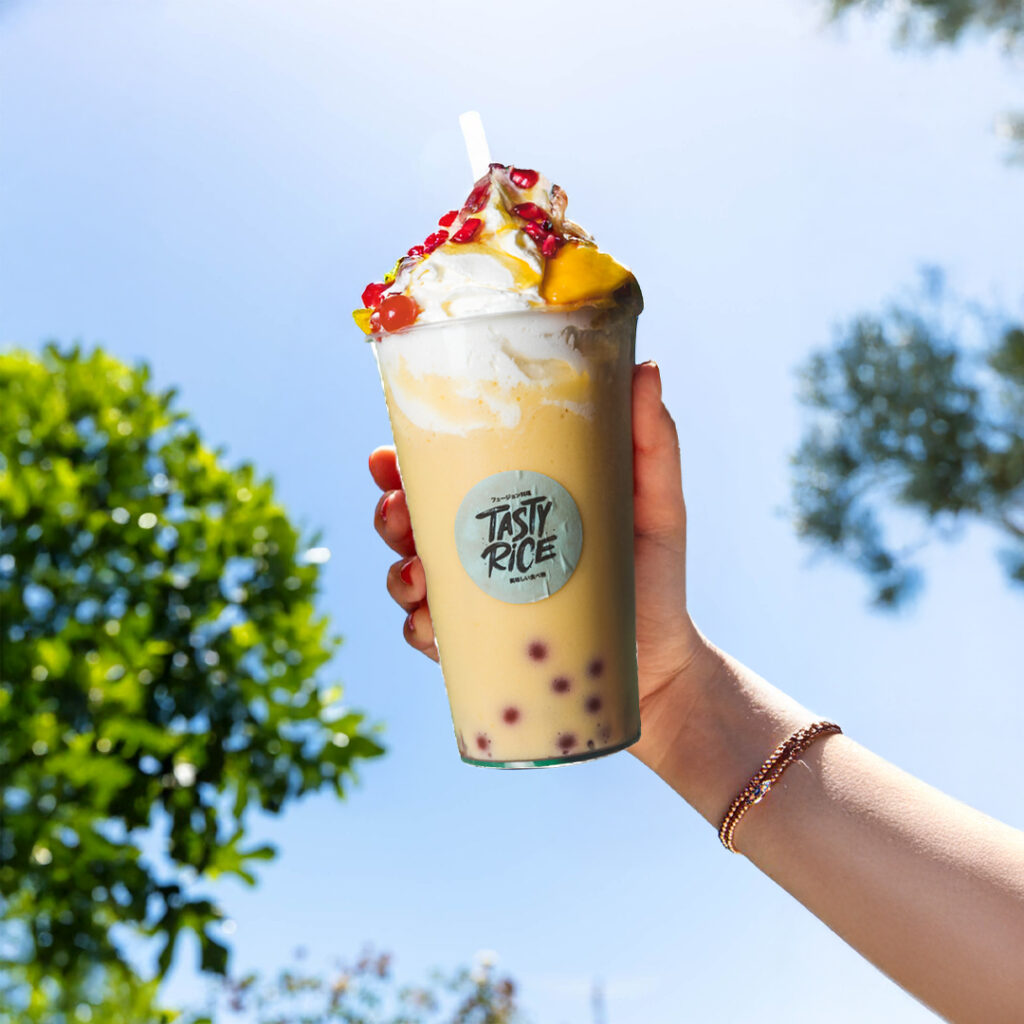 Frappuccino glacé à la mangue avec chantilly et topping fruits, boisson gourmande Tastyrice. - Jus frais Paris - Jus frais Bordeaux